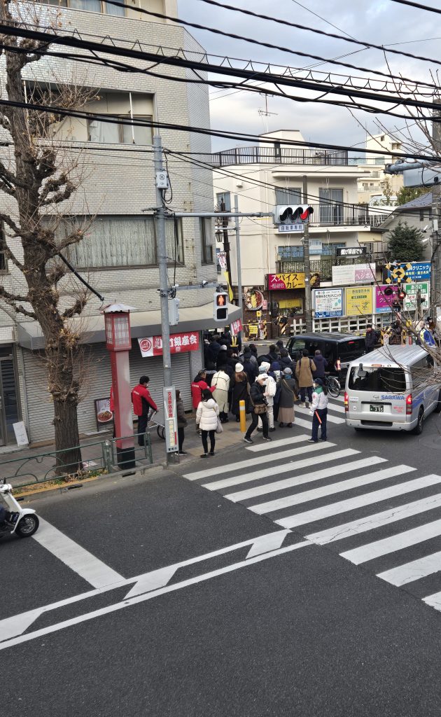 スクールの外は賑やかです